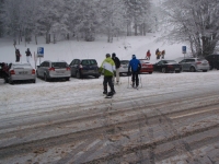 Wer sein Snowboard liebt, der schiebt... über die Strasse