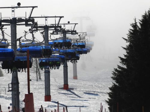 Der Zeiger, der Lift aus dem Nebel in die Sonne