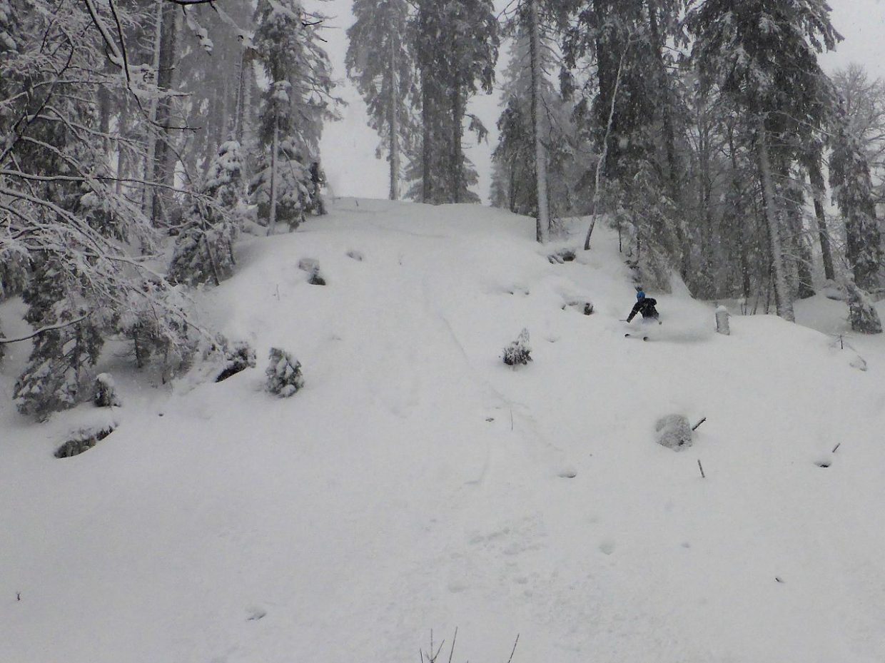 Zwei Spuren im Schnee