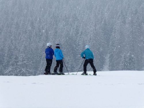 Die "Frühschwimmer" warten auf die Liftöffnung